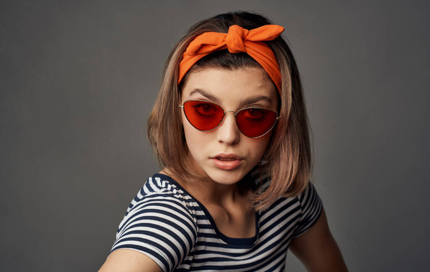 bonita mujer con gafas en una camiseta a rayas diadema - Foto, imagen