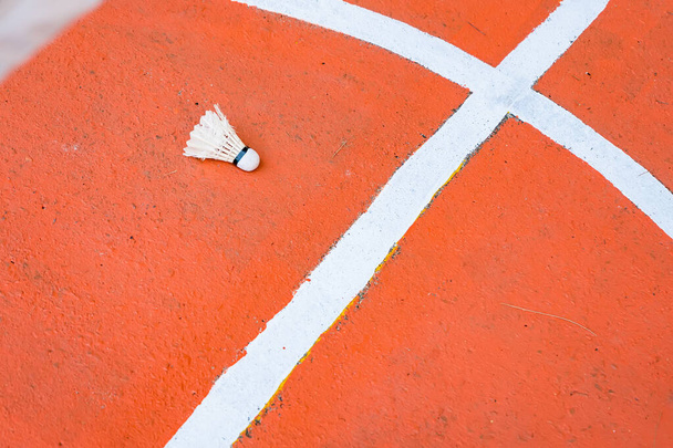 Vieille navette de badminton sur le terrain de badminton plancher. - Photo, image