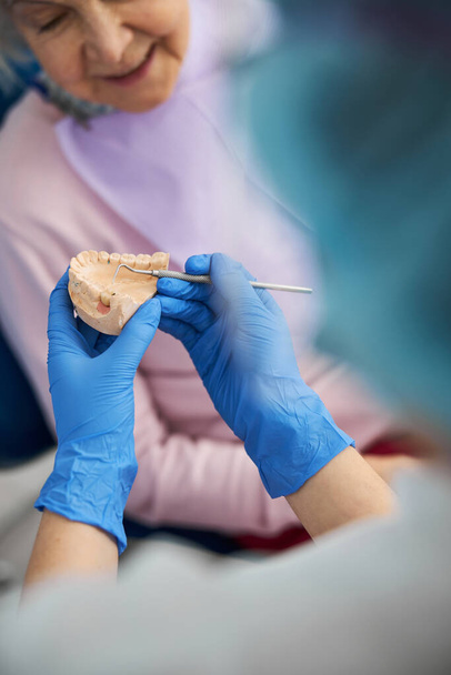 Lääketieteellinen työntekijä napauttamalla hampaiden explorer hampaiden valettu - Valokuva, kuva