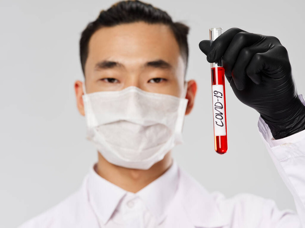 Männliche Laborantin schwarzer Handschuh Bluttest Diagnosetechnologie - Foto, Bild