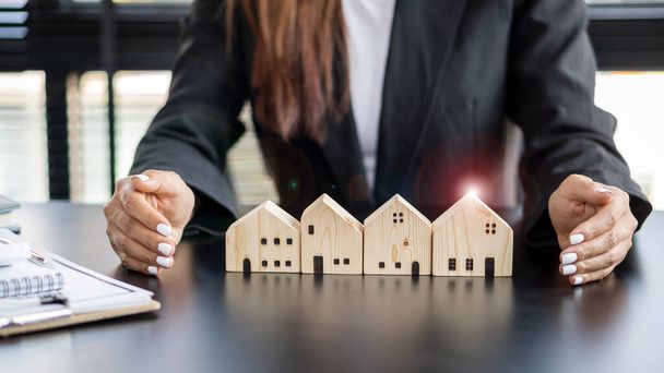 Concetti di assicurazione immobiliare e immobiliare - protezione residenziale - Foto, immagini