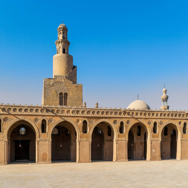 Minaret de la mosquée Ibn Tulun, et dôme et minaret de la mosquée Amir Sarghatmish, Le Caire, Egypte - Photo, image