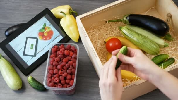 Органічні овочі та фрукти у бавовняній сумці та планшетному ПК, інтернет-ринок, зелена продуктова доставка вдома концепція, крупним планом
 - Кадри, відео
