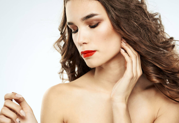 Modèle femme lèvres rouges fards à paupières épaules nues portrait vue recadrée - Photo, image