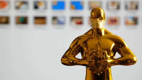 Hollywood Altın Oscar Akademisi tıp maskeli heykeli. Başarı ve zafer kavramı. Coronavirus zamanında Oscar töreni - Video, Çekim