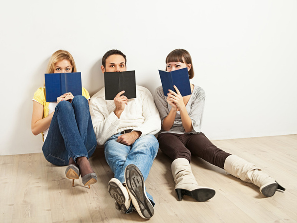 Three amused friends with books - Foto, afbeelding