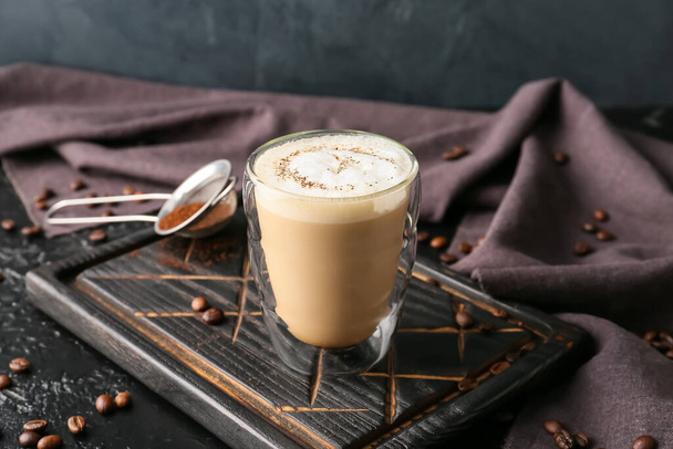 Koyu arkaplanda bir bardak lezzetli latte. - Fotoğraf, Görsel