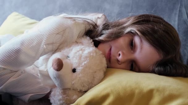 Nettes Mädchen schläft mit ihrem Teddy . - Filmmaterial, Video