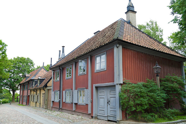 Maisons traditionnelles en bois peintes en rouge traditionnel situé à Stockholm, Suède - Photo, image