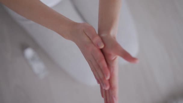 Anonieme vrouw die crème op handen aanbrengt - Video