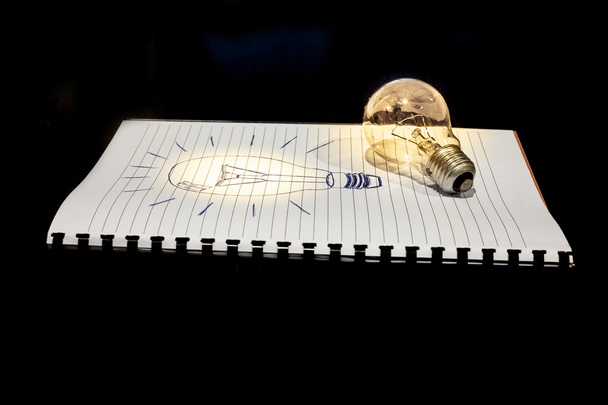 Концепция идеи нарисованная и настоящая лампочка
 - Фото, изображение