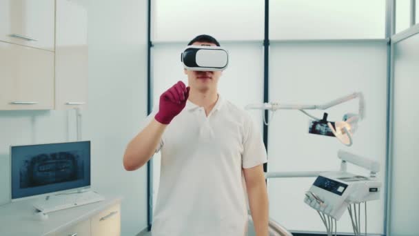 Retrato de un dentista que utiliza gafas de realidad aumentada en odontología. Odontología del futuro. - Imágenes, Vídeo