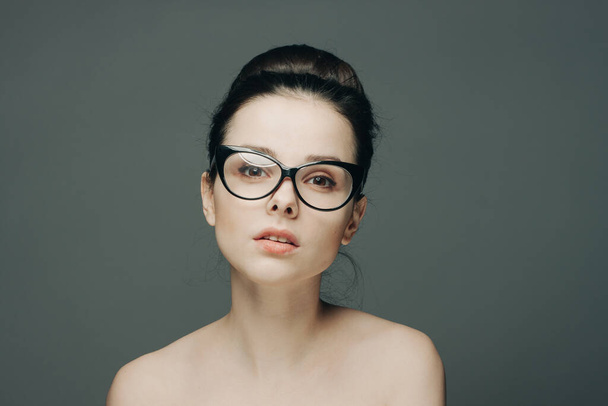 woman with bare shoulders wearing glasses glamor fashion - Fotografie, Obrázek