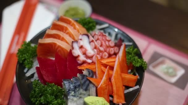 Cibo giapponese Sashimi, set Sashimi. Salmone, wasabi, pesce, gamberetti in un ristorante giapponese - Filmati, video