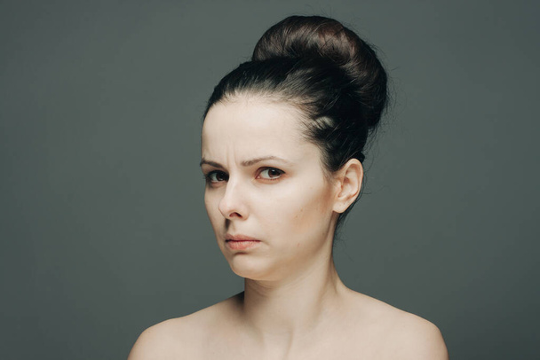 Harjoitus paljas olkapää kerätty hiukset tyytymättömyys Tunteet - Valokuva, kuva