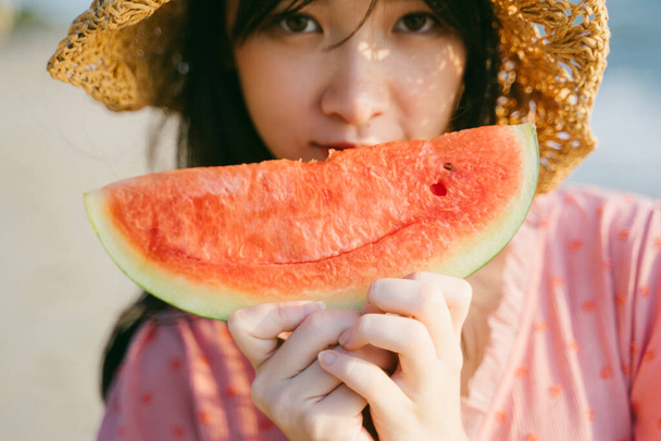 Gehakte afbeelding van watermeloen in schattige meisje handen. - Foto, afbeelding