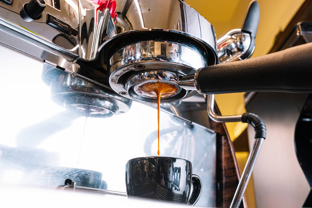 Espressokone työskentelee kahvilassa - Valokuva, kuva