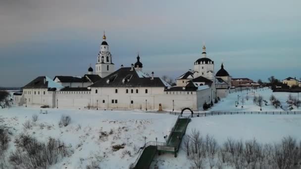 Volga nehrindeki Sviyazhsk adası. Kışın küçük bir şehir köyü. Katedral gün batımı. - Video, Çekim