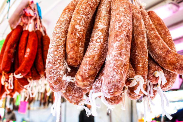 Пряная свиная колбаса для продажи на рынке в Испании - Фото, изображение