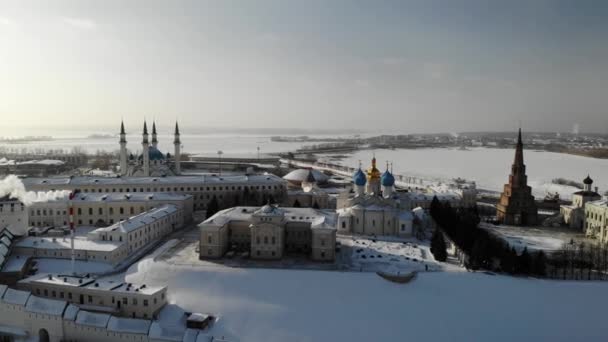 Luchtfoto Kazan centrum Kremlin in de winter zonnige dag. Verkeer. In de buurt van de Wolga - Video