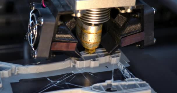 3D printer print geïsoleerde objecten op spiegelreflecterend oppervlak close-up. - Video