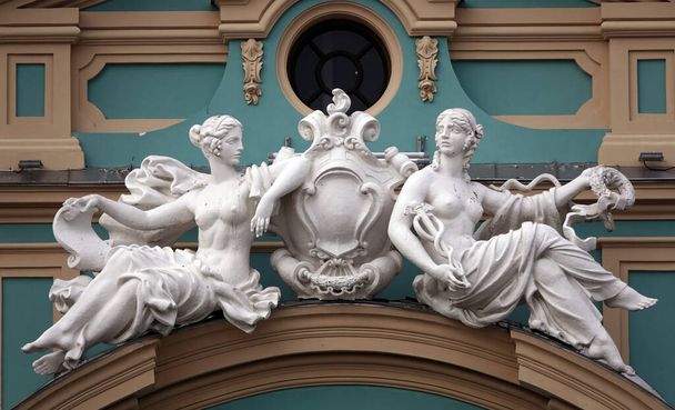 Киев, Украина 1 ноября 2019 года: Скульптура "Голые девушки" у входа в Мариинский дворец - Фото, изображение