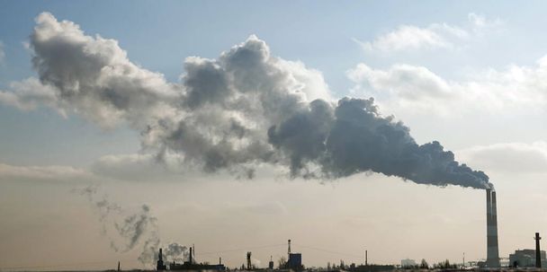 キエフ,ウクライナ2021年1月19日:煙突の煙は、環境を悪化させる都市の空気を汚染 - 写真・画像