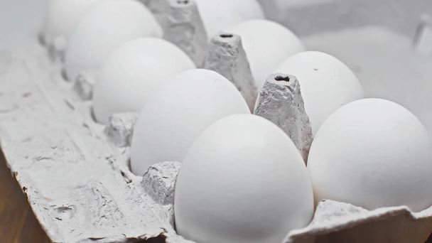 primer plano vista de huevos blancos en paquete de papel - Foto, imagen