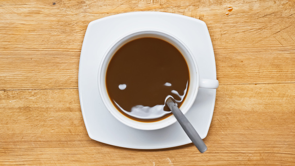 верхний вид какао напиток в белой чашке на деревянный стол - Фото, изображение