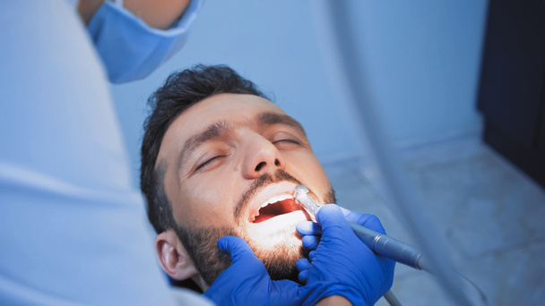 fogorvos orvosi maszk gyógyító fogak a beteg fogászati fúró, homályos előtér - Fotó, kép