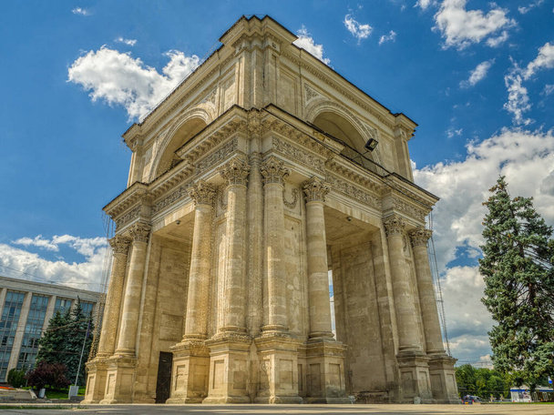Arcul de triumf (Arco de la Victoria en la Plaza de la Asamblea Nacional) de Chisinau, Moldavia - Foto, imagen