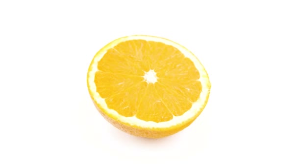 Κοντινό πλάνο του πορτοκαλί απομονωμένο σε λευκό φόντο. Έννοια των φρούτων, υγιεινά τρόφιμα. πλάνα για υγιή ζωή. περιστρεφόμενες φέτες πορτοκαλιού. - Πλάνα, βίντεο