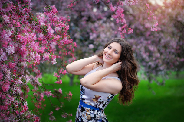 Young beautiful woman at spring park - Foto, Imagen