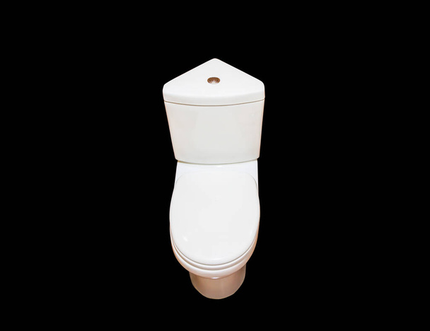 Weiße Toilettenschüssel isoliert auf schwarzem Hintergrund. Badezimmereinrichtung. - Foto, Bild