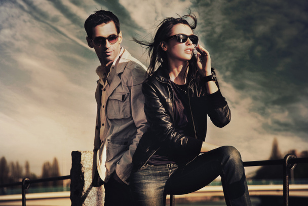 Atractiva pareja joven con gafas de sol
 - Foto, Imagen