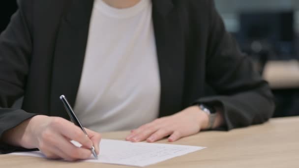 Close-up van vrouwelijke handen Schrijven op papier - Video