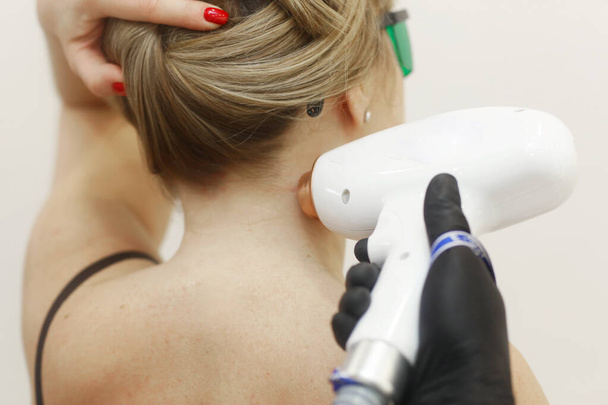 kosmetyk ręce zrobić laserowe usuwanie włosów zabieg depilacji na szyi kobiety blisko zdjęcia - Zdjęcie, obraz
