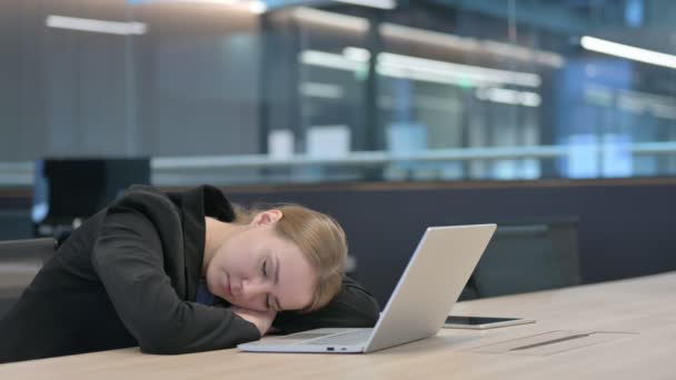 Somnolent femme d'affaires faisant la sieste au travail  - Séquence, vidéo