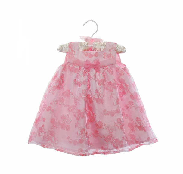 κομψή μωρό ροζ φόρεμα σε μια κρεμάστρα για ένα κοριτσάκι. - Φωτογραφία, εικόνα