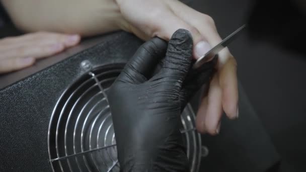 ostříhaný pohled na manikúru pilování nehtů ženy v nehtovém salonu  - Záběry, video