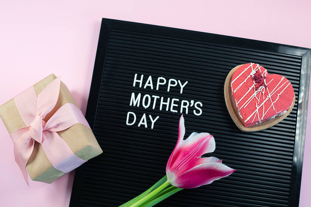 Zwart brievenbord met witte plastic letters met quote Happy Mothers Day - Foto, afbeelding