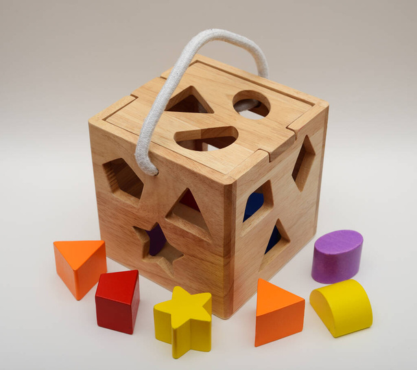 jouets en bois respectueux de l'environnement sur fond neutre - Photo, image