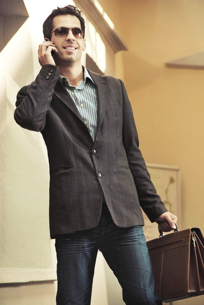 Young handsome businessman talking over cellphone - Fotografie, Obrázek