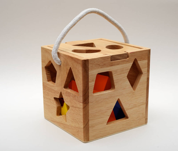 jouets en bois respectueux de l'environnement sur fond neutre - Photo, image