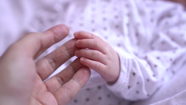 Vídeo em câmera lenta de uma mãe tomando seu bebê recém-nascido pela mão - Filmagem, Vídeo