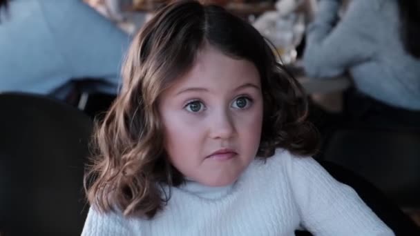 kleines Mädchen mit großen Augen sieht überrascht aus - Filmmaterial, Video