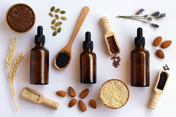 Botella cuentagotas maqueta e ingredientes para el aceite facial. Cosmética herbal, producto cosmético orgánico natural, diseño de envases de aceite esencial. - Foto, imagen