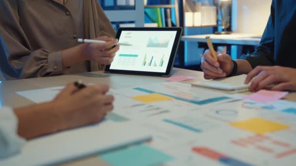 近いアジアのビジネスの人々は計画分析の統計ブレインストーミングを満たし、チームのヘッダーは表のポインティンググラフを保持し、従業員はメモを取ります。財務戦略統計の成功コンセプト. - 映像、動画