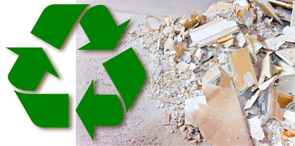 Recuperación y reciclado de residuos especiales de yeso para la producción de nuevos productos de yeso - concepto con una pared de yeso demolida hecha de yeso y cartón. - Foto, imagen