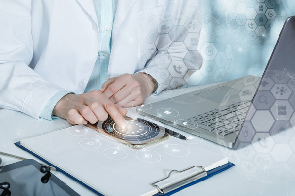 Médico trabajando en dispositivos móviles ah y la computadora en fondo borroso. - Foto, Imagen